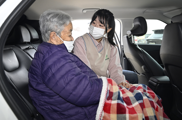 9일 오전 경북 청도군 새봄요양원에서 본사 조윤화 기자가 병원 진료를 가는 어르신에게 담요를 덮어주고 있다.
이윤호 기자 yoonhohi@yeongnam.com