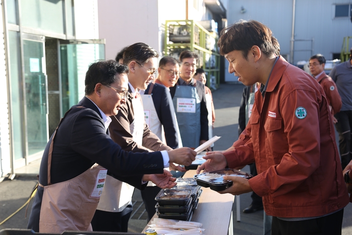 대구농협 임직원들이 <주>아세아텍에서 근로자를 대상으로 천원의 아침밥차 도시락을 전달하고 있다. <대구농협 제공>