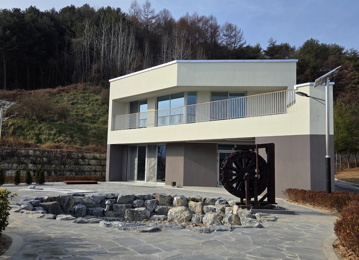 영주시와 농어촌공사 영주봉화지사, 수자원공사 영주댐지사가 10억원 이상을 투입해 조성한 마을회관이 야외 족욕시설 등을 갖추고 건립돼 있다. 권기웅 기자