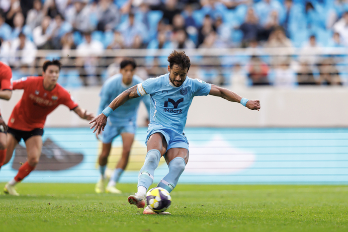 대구의 세징야가 지난 10월18일 K리그1 강원FC를 상대로 슈팅을 하고 있다. <대구FC 제공>