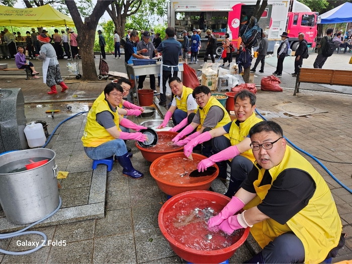 매월 둘째 주 화요일이면 봉사자로 변신하는 희성전자 임직원들이 대구 달서구 두류공원에서 어르신 무료급식차 사랑해 밥차를 통해 봉사활동을 하고 있다.  <희성전자 제공>