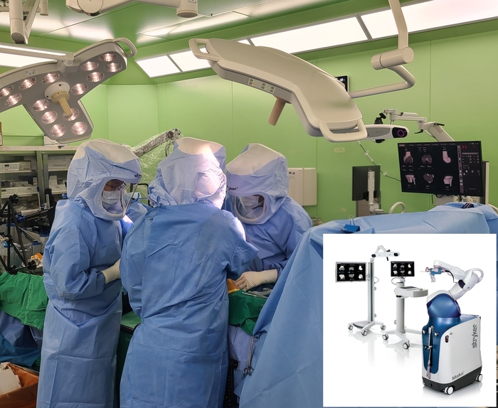 대구 달서구 보강병원 수술실에서 의료진이 무릎 인공관절 로봇수술을 진행하고 있다. 사진 오른쪽은 이번에 도입된 정밀 로봇수술 장비 마코 스마트로보틱스(Mako SmartRobotics) 모습. 보강병원은 로봇 기술을 활용해 고난도 인공관절 수술의 정밀도와 안정성을 높인다는 계획이다.<보강병원 제공>