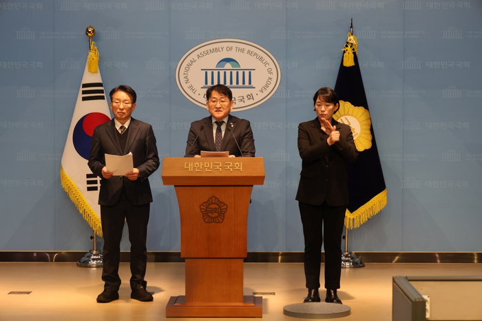 조국혁신당 차규근 (오른쪽)의원과 민주당 권칠승 의원이 기자회견을 하고 있다. <차규근 의원실 제공>