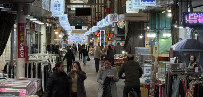 10일 오전 11시쯤 찾은 대구 달서구 와룡시장. 시장 대로에서 외국인들과 내국인들이 뒤섞여 장을 보고 있다. 구경모 기자