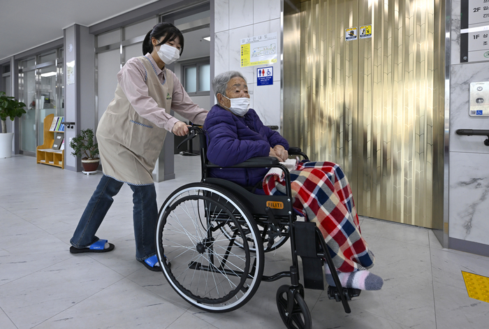 9일 오전 경북 청도군 새봄요양원에서 본사 조윤화 기자가 거동이 불편한 어르신의 휠체어를 밀어주고 있다.
이윤호 기자 yoonhohi@yeongnam.com