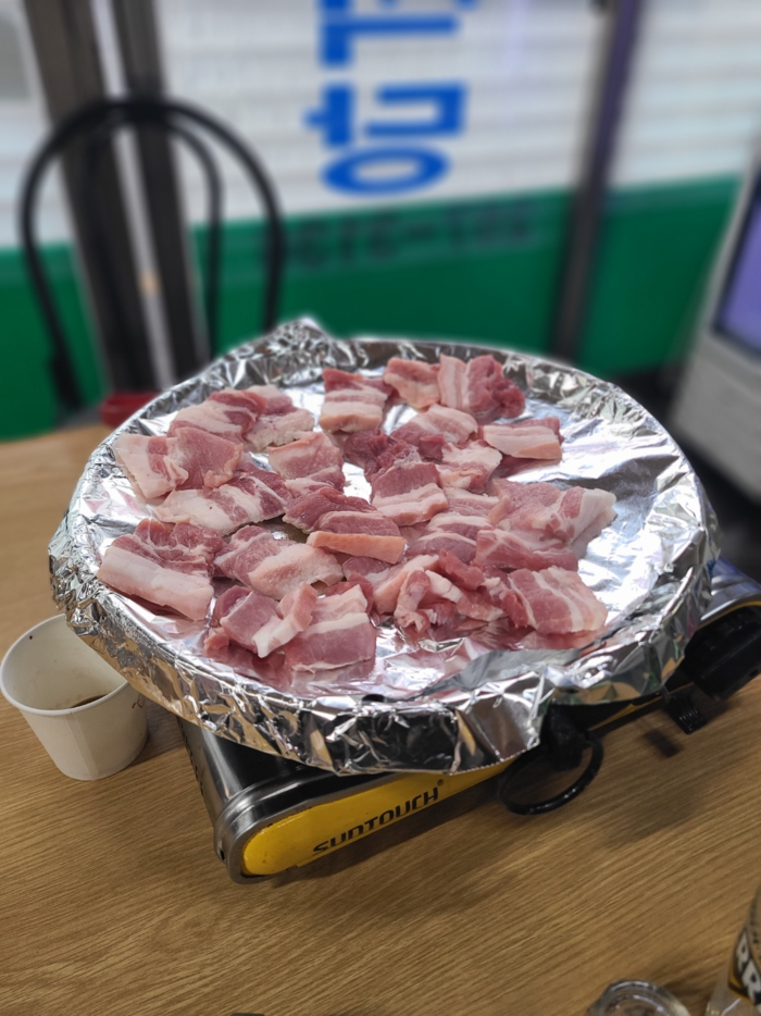 대구 중구 인교동의 노포 삼육식육식당의 삼겹살 메뉴. 한 입에 먹기 좋은 크기로 썰어낸 옛날식 삼겹살로 유명하다. <임훈기자 hoony@yeongnam.com>