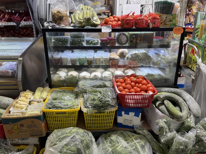 10일 오전 11시쯤 찾은 대구 달서구 와룡시장. 시장 좌판에 코코넛을 비롯한 열대 과일들과 채소들이 진열돼 있다. 구경모기자