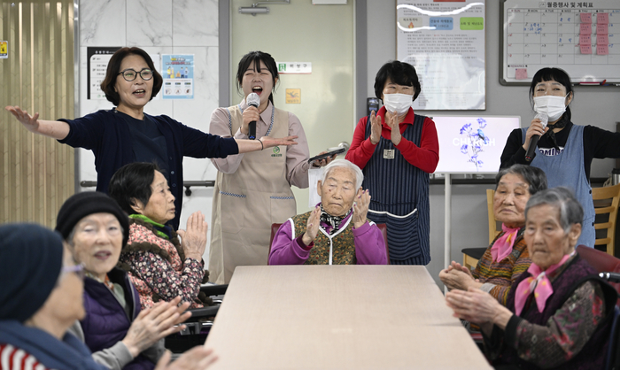 9일 오전 경북 청도군 새봄요양원에서 본사 조윤화(왼쪽 둘째) 기자가 어르신들을 위해 노래를 부르고 있다.
이윤호 기자 yoonhohi@yeongnam.com