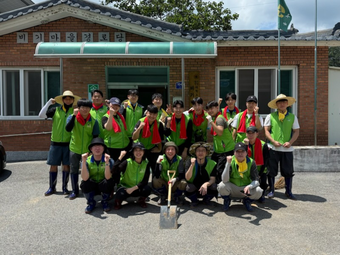 LH 대구경북본부 임직원들은 경남 호우피해 지역을 찾아 수해복구 활동에 힘을 보탰다. <LH 제공>