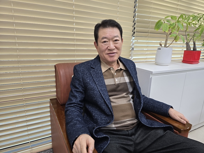 <주>평안의 강진구 CEO가 11일 임원실에서 개성공단 재개 등에 대해 이야기 하고 있다.