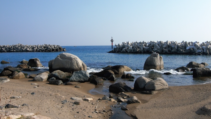 해안에는 보드라운 모래밭이 소규모로 펼쳐져 있고 동글동글한 바위들이 툭툭 놓여 있는데 계란처럼 껍질이 벗겨지는 형상이라 해서 공돌 또는 알돌이라 부른다.