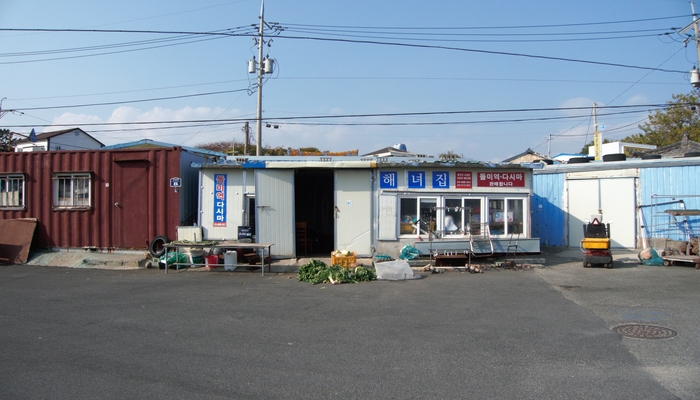 신리항의 해녀집. 980년대만 해도 해녀가 160명쯤 됐다 한다. 봄에는 미역, 여름에는 성게, 가을에는 소라를 잡았고 비가와도 파도만 잠잠하면 바다로 나갔다고 한다.