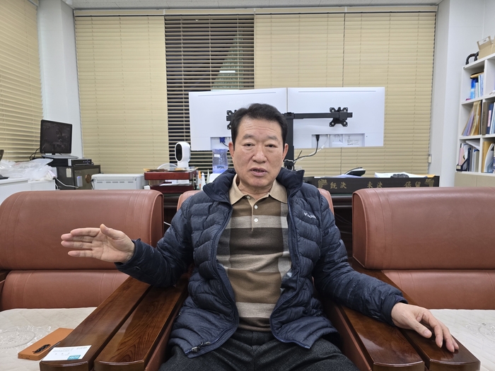 <주>평안의 강진구 CEO가 11일 임원실에서 개성공단 재개 등에 대해 이야기 하고 있다.