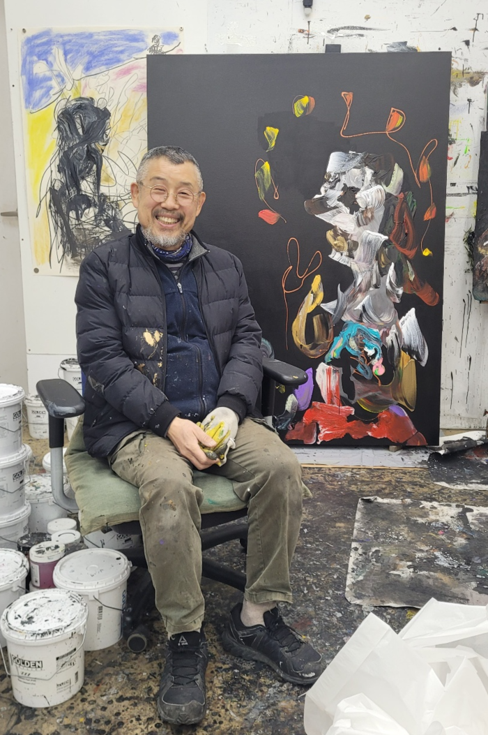 김길후 작가가 대구 가창댐 인근 갤러리카페 동재미술관에 자리한 자신의 작업실에서 활짝 웃고 있다.<임훈기자 hoony@yeongnam.com>