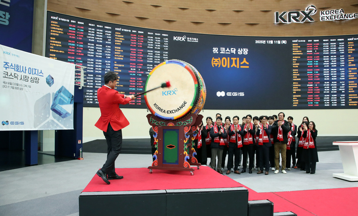 11일 서울 여의도 한국거래소에서 열린 코스닥 상장 기념행사에서 이날 상장된 <주>이지스의 김성호 대표가 상장을 알리는 타북을 하고 있다. <한국거래소 제공>