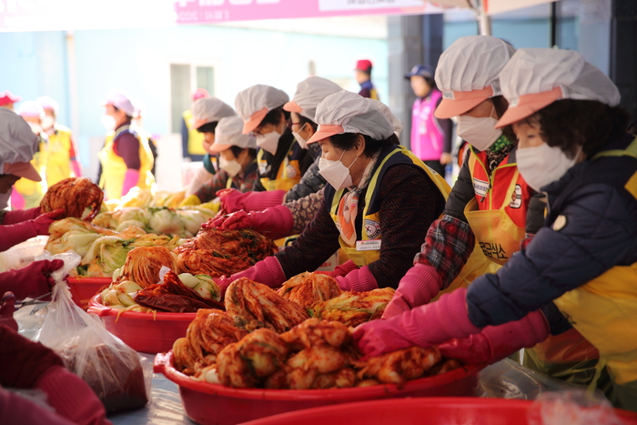 한국 나눔연맹이 11일 경북 고령 천사무료급식소에서 2025 겨울나기 김장 나눔을 열고  김치 1만 포기를 담궜다. 한국나눔연맹 제공