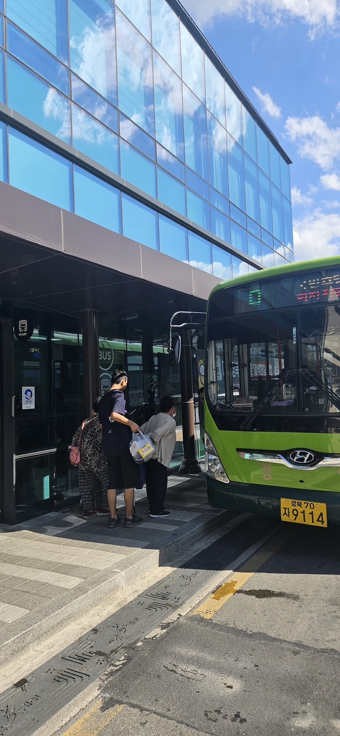 2026년 부터 성주군 대중교통이 더 효율적이고 안전하게 달라지는 가운데 주민들이 광역버스를 이용하고 있다. <성주군 제공>