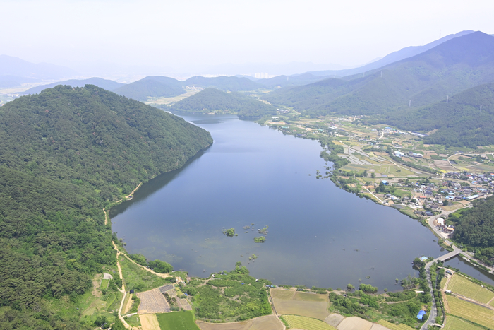 대구 달성군 유가읍과 창녕군 성산면 경계에 자리한 달창저수지 전경. 넓게 펼쳐진 수면과 주변 산지, 농경지가 어우러져 지역 대표 자연 경관을 이룬다.<달성군 제공>