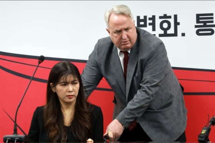 지난 10일 의원직 사퇴 의사를 밝힌 국민의힘 인요한 비례대표 의원과 비례의원직을 승계하게 되는 이소희 전 세종시의원.<연합뉴스>