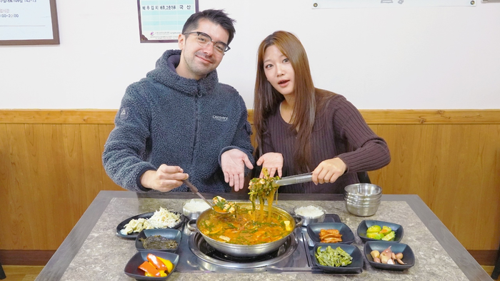 대구 10미 시식단으로 나선 외국인 크리스티안(왼쪽)과 타지인 서영현씨 논메기매운탕을 시식하면서 기념사진을 촬영하고 있다. 이나영기자 2nayoung@yeongnam.com