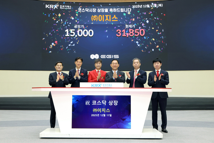 11일 서울 여의도 한국거래소에서 열린 <주>이지스 코스닥 상장 기념행사에서 김성호(왼쪽 셋째부터) 대표와 주호영 국회 부의장 등이 기념촬영을 하고 있다. <한국거래소 제공>