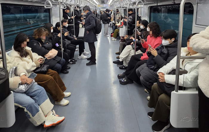 10일 오전 7시30분쯤 대구역에서 서대구역으로 이동 중인 대경선 객차 내부 모습. 자리에 앉은 승객들은 잠시 눈을 붙이거나 휴대전화를 보며 시간을 보냈다. 최시웅기자