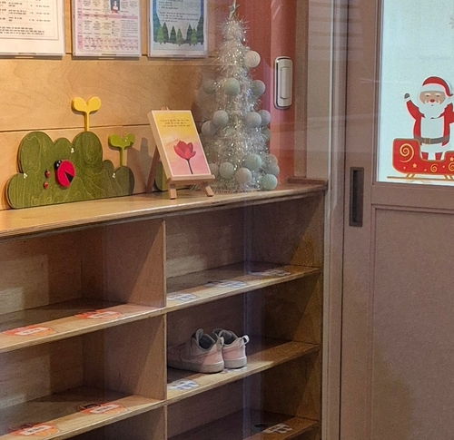 지난 12일 오후 5시쯤 한 어린이집에 마지막으로 남아있는 신발. 김지혜 기자