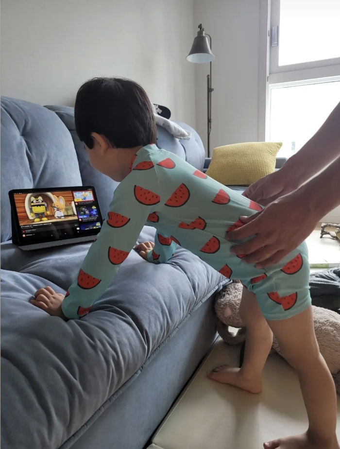 만 3세 아동이 태블릿PC로 미디어 시청을 하고 있다. 김지혜 기자