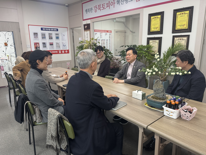 지난 6일 대구 북구 김승수 의원 사무실에서 김승수 의원(오른쪽에서 두번째)이 대구FC 관계자 및 대구시 관계자들과 대구FC 정상화 문제에 대해 논의하고 있다. 김승수 의원실 제공