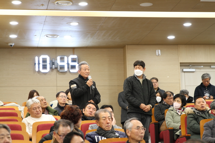 13일 예천군 호명읍 복합커뮤니티센터에서 열린 경북도청 신도시 국립 의과대학 유치를 위한 주민 간담회에서 한 주민이 의견을 개진하고 있다. <장석원기자 history@yeongnam.com>