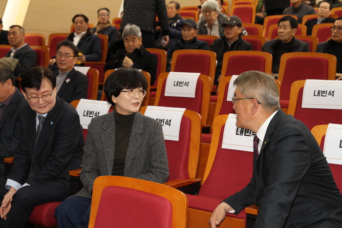 13일 예천군 호명읍 복합커뮤니티센터에서 열린 경북도청 신도시 국립 의과대학 유치를 위한 주민 간담회에 앞서 임미애(더불어민주당) 국회의원이 김학동 예천군수와 대화를 나누고 있다. <장석원기자 history@yeongnam.com>