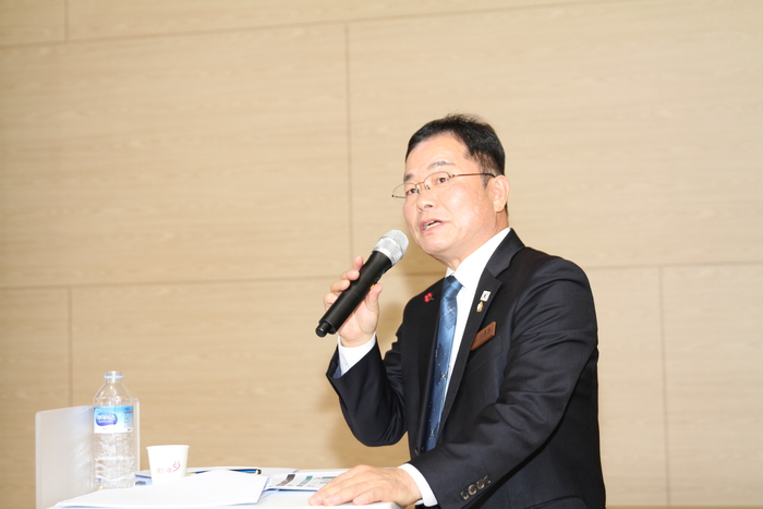 13일 예천군 호명읍 복합커뮤니티센터에서 열린 경북도청 신도시 국립 의과대학 유치를 위한 주민 간담회에서 이동화  예천군의원이 유치에  대한 필요성을 발표하고 있다. <장석원기자 history@yeongnam.com>