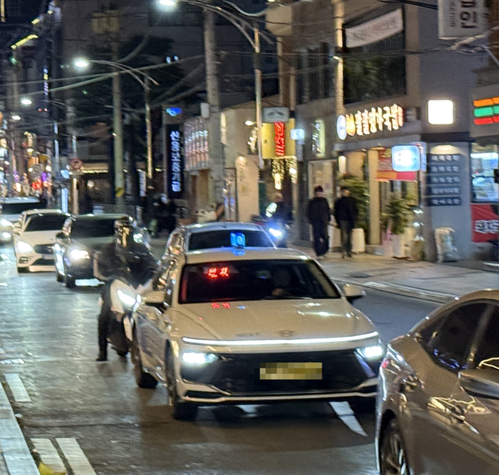지난 12일 저녁 찾은 대구 중구 동성로 교동 일대 모습. 연말연시를 맞아 직장인 회식이 몰리는 시간대지만 차량 이동만 빈번할 뿐 시민들의 발걸음이 적어 한산했다. 구경모기자