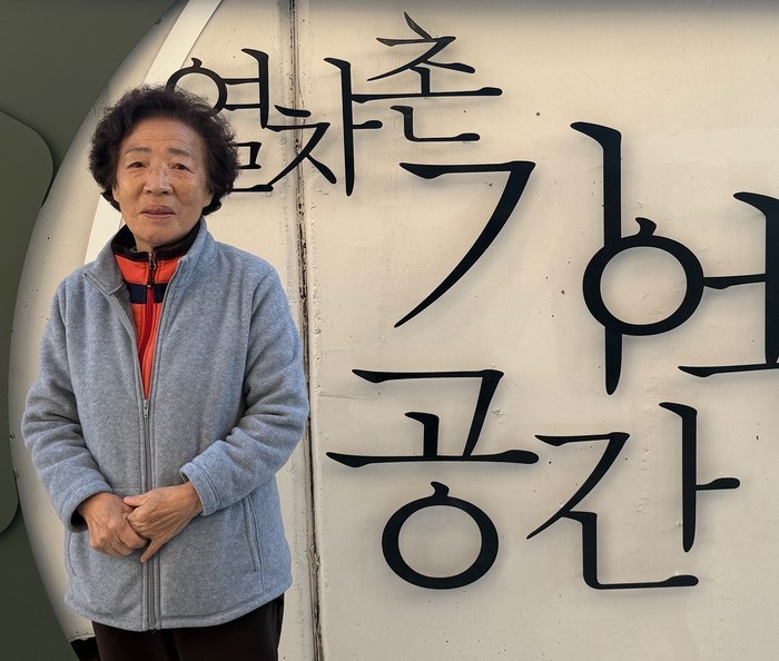 대구 서구 평리1동 주민 김용구(여·77)씨가 열차촌 기억공간 앞에서 마을이 변화된 순간들을 설명하고 있다.  구경모 기자