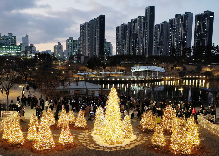아이에스동서가 펜타힐즈W 부지 내 마련한 크리스마스트리에 점등행사를 갖고 있다.  <아에이스동서 제공>