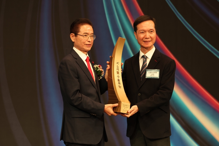 노벨리스코리아 박종화 대표가 이철우 경상북도지사로부터 수출의 탑을 전달받은 뒤 기념 촬영을 하고 있다. 노벨리스코리아 제공