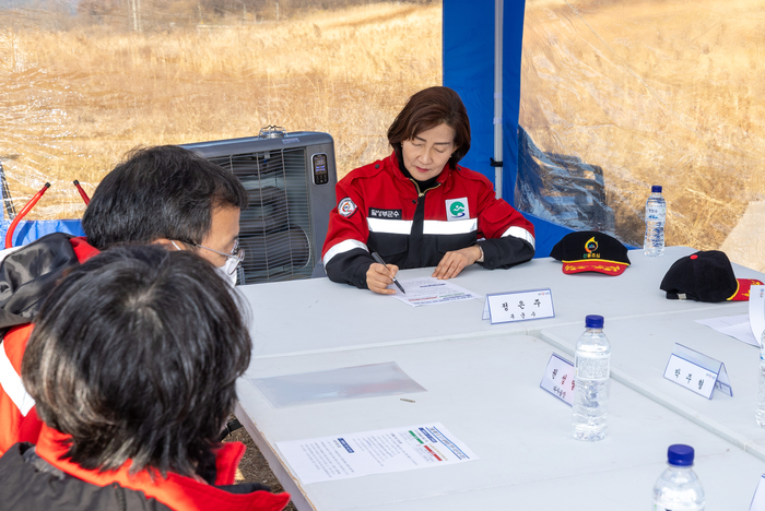 정은주 달성군 부군수가 구지오토캠핑장 인근에서 열린 2025년 산불진화통합훈련 현장 상황실에서 훈련 계획을 점검하며 지휘 회의를 진행하고 있다.<달성군 제공>