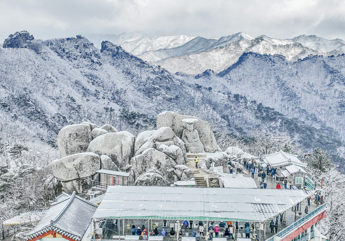 14일 대구 팔공산 갓바위 일대에 눈이 내려 석불과 암릉, 사찰 지붕이 흰 눈으로 덮인 가운데 탐방객들이 설경 속을 오르내리고 있다. 대구지방기상청은 당분간 맑거나 구름 많은 날씨가 이어지겠으며, 큰 일교차에 유의해야 할 것으로 예보했다.
이현덕기자 lhd@yeongnam.com 