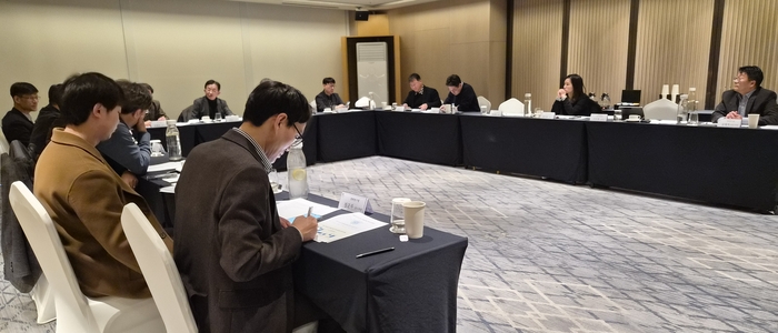 지난 12일 대구메리어트호텔에서 열린 2025년 그린에너지 분권실현 포험 제3차 분과회의 참석자들이 지역별 전기요금 도입과 관련한 논의를 하고있다. 경북도 제공