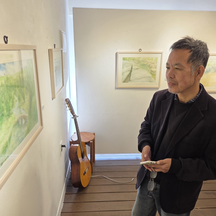 40년 공직을 마무리하고 5년간의 준비 끝에 첫 개인전을 연 김철옥 작가. 그는 영남일보와의 인터뷰에서 예술은 멀리 있지 않고 마음속에 언제나 있다고 강조했다. 권기웅 기자