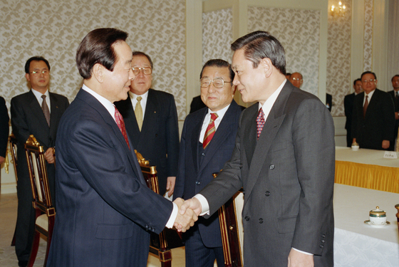 1994년 1월21일 청와대에서 김영삼 전 대통령과 악수하는 이건희 회장. 연합뉴스