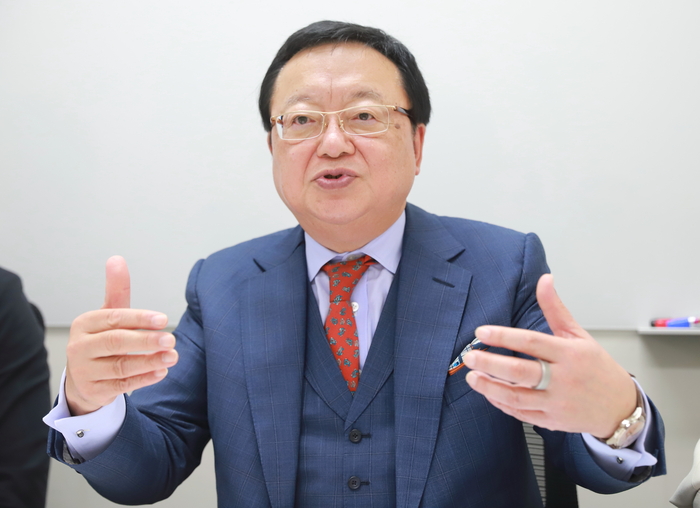 미야케 스구루 일본M&A센터 회장이 11일 서울 영등포구 한국 KMX에서 영남일보와 인터뷰를 하고 있다. 정재훈기자 jjhoon@yeongnam.com