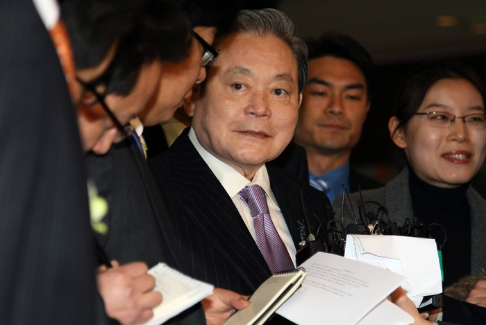 삼성전자는 2009년 이건희 선대회장의 경영철학을 정리한 지행33훈을 임원 긴급 교육 자료로 배포했다. 연합뉴스