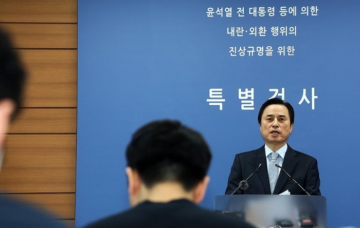 조은석 특별검사가 15일 서울 서초구 서울고검에서 12·3 비상계엄 사태 관련 내란·외환 사건 최종 수사 결과를 발표하고 있다. <연합뉴스>