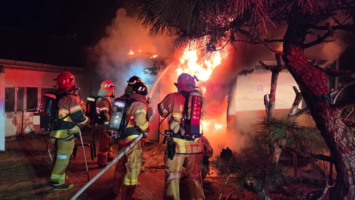 15일 오전 3시 32분쯤 경주시 동방동의 한 단독주택에서 화재가 발생해 소방대원들이 진화 작업을 벌이고 있다. 이 불로 주택 내부에서 70대 남성 1명이 숨진 채 발견됐으며 주택 1동이 전소됐다. 경북소방본부 제공