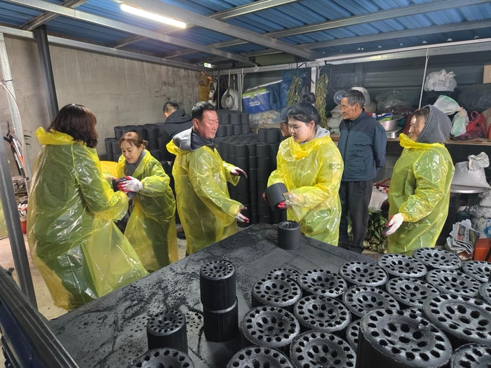 선산라이온스클럽 회원들이 4개 읍면에 연탄 을 배달하고 있다. <선산라이온스클럽 제공>