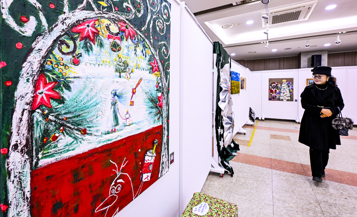 15일 대구 달서구 정부대구지방합동청사 문화갤러리에서 열린 대구환경미술협회 Re & Upcycling 재활용展에서 한 관람객이 폐자재를 활용해 제작한 크리스마스 관련 작품을 살펴보고 있다. 정부대구지방합동청사가 주최하고 대구환경미술협회가 주관한 이번 전시는 오는 26일까지 이어지며, 생활 폐기물을 예술로 재해석한 작품들을 통해 환경 보존의 메시지를 전하고 있다.
이현덕기자 lhd@yeongnam.com 