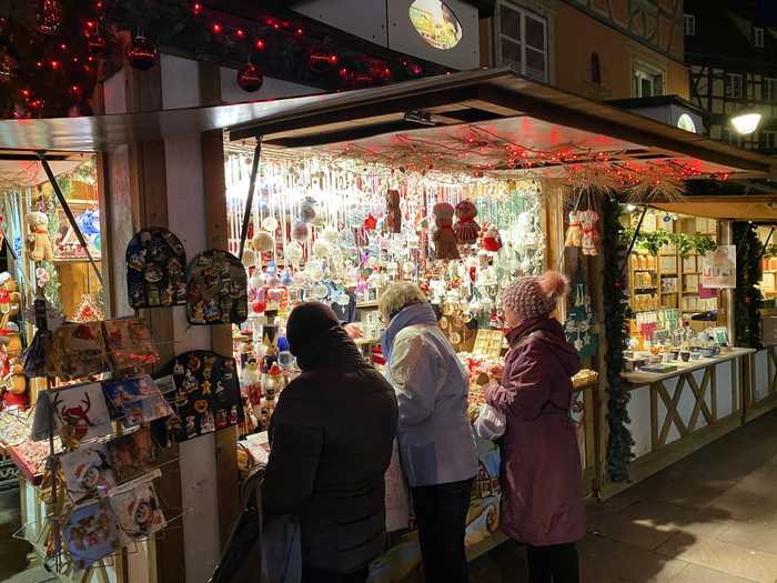 유럽의 문화로만 여겨지던 크리스마스 마켓이 한국에도 확산하고 있다. 사진은 프랑스 콜마르의 크리스마스 마켓 상점에 방문한 방문객들이 상품을 구경하는 모습. <게티이미지뱅크>