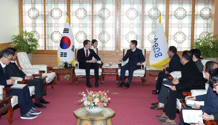 15일 북극경제이사회(Arcticn Economic Council, 이하 AEC) 매즈 크비스트 프레데릭센 사무총장이 포항시청을 방문해 이강덕 포항시장 및 관련 부서 국·과장과 함께 지속가능한 북극권 협력방안을 논의했다. <포항시 제공>