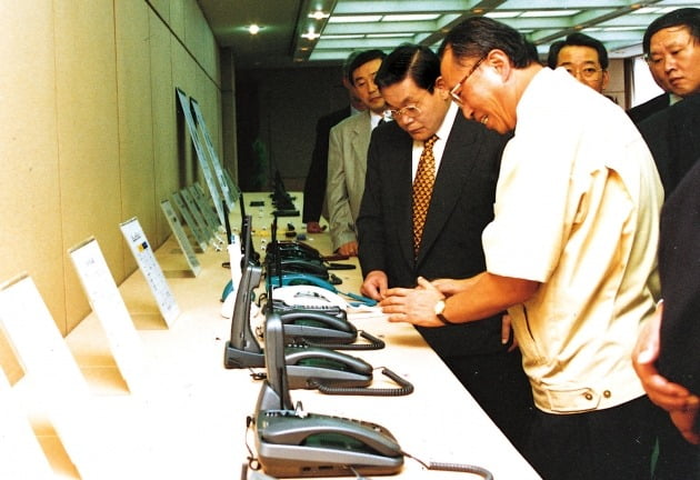 삼성전자 구미공장에서 전시 중인 유무선전화기를 살펴보는 이건희 회장. <삼성 제공>
